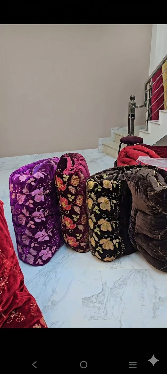 8 pc full heavy velvat razai set 1 bedsheet with heavy quilitng 2 pillows 2 round pillows